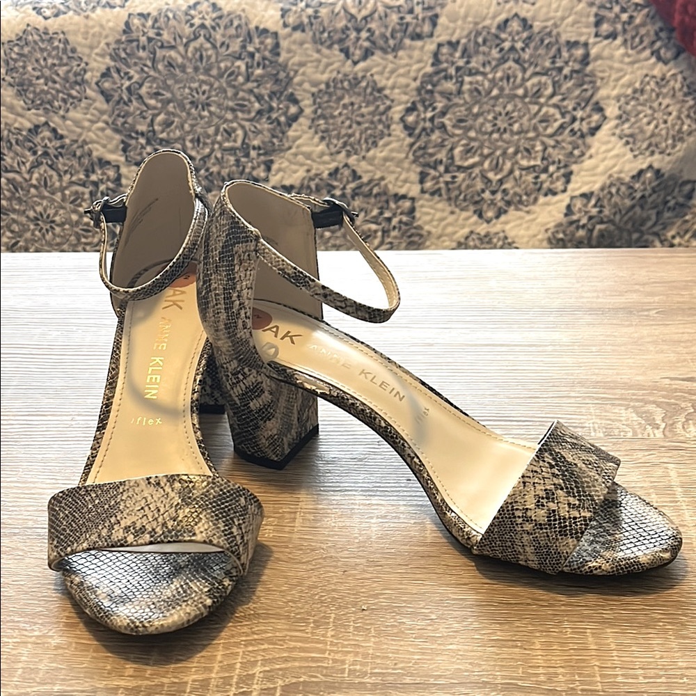 Anne Klein Women's Silver Black Snakeskin Buckle Block Heels. 7.5. New.